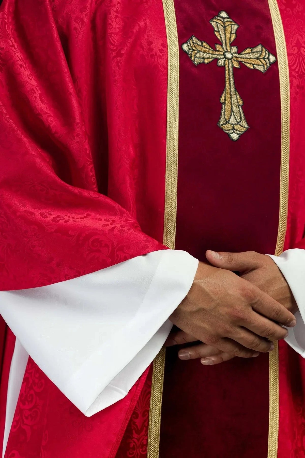 Rote Jacquardkasel mit besticktem Kreuzband — Symboldetail