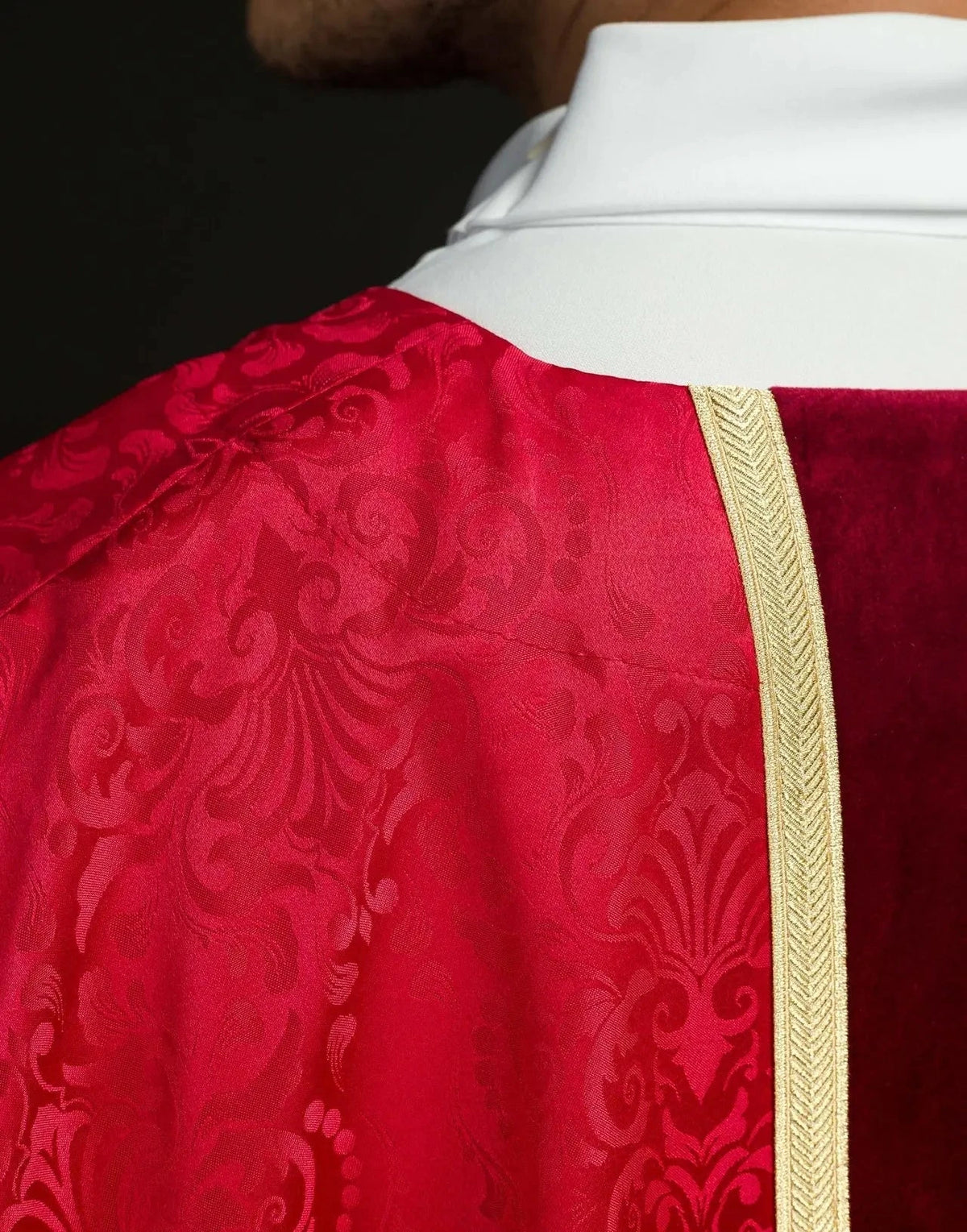 Rote Jacquardkasel mit besticktem Kreuzband — Kragenabschluss