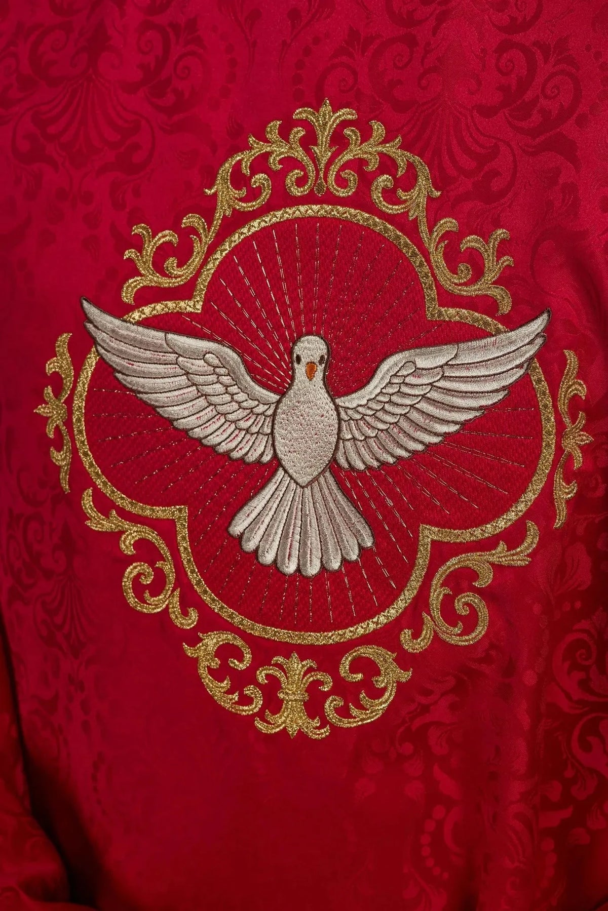 Chasuble rouge en jacquard avec broderie du Saint-Esprit — Gros plan de la broderie