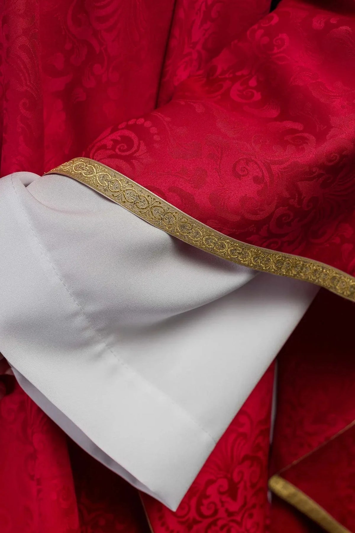 Chasuble rouge en jacquard avec broderie du Saint-Esprit — Détail du symbole