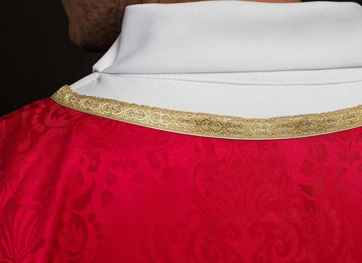 Chasuble rouge en jacquard avec broderie du Saint-Esprit — Finition du col