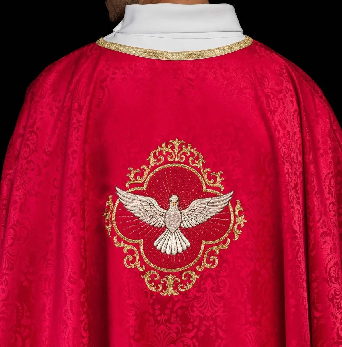 Chasuble rouge en jacquard avec broderie du Saint-Esprit — Vue de face
