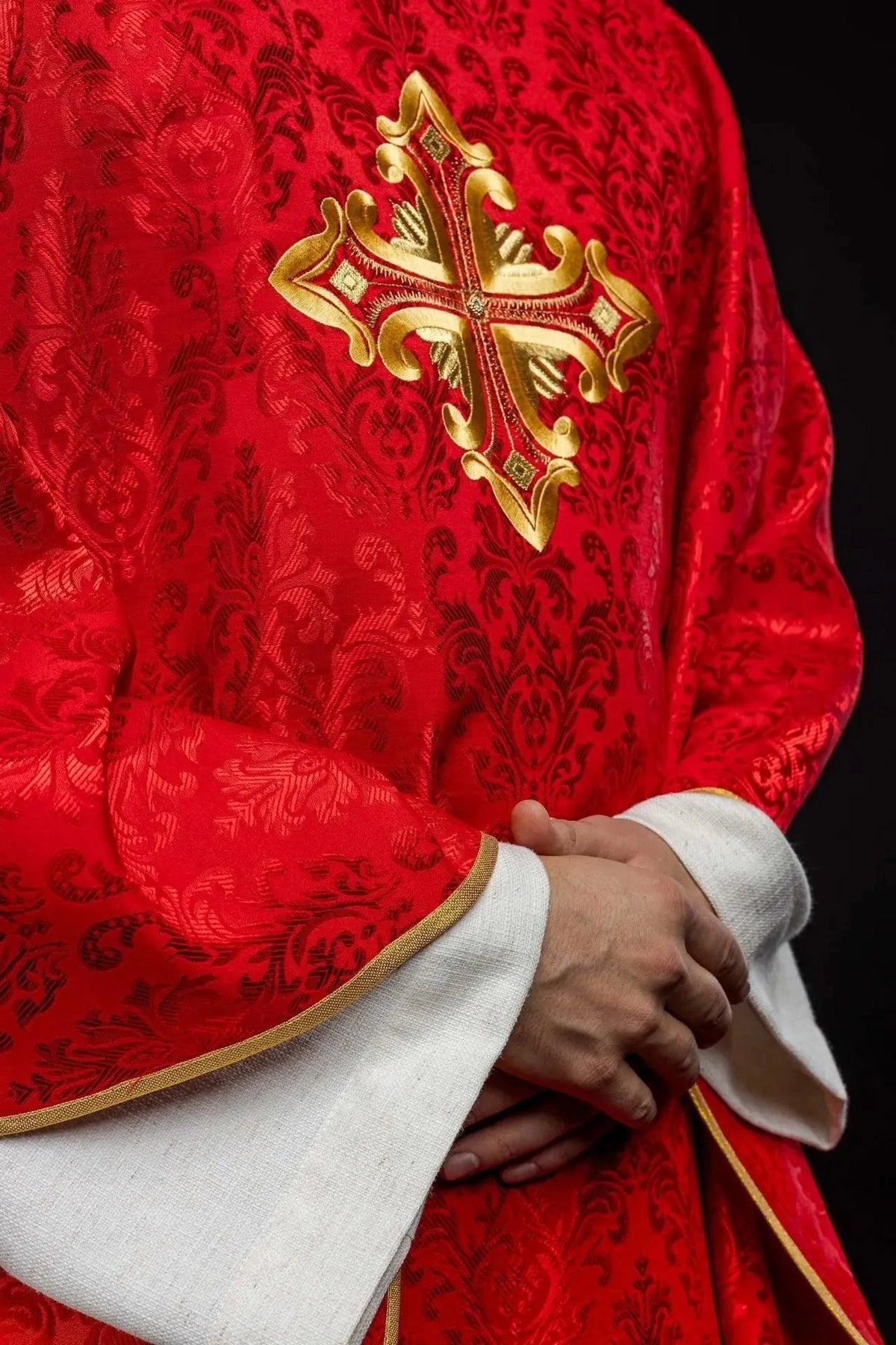 Rote Satinkasel mit Muster und Kreuzstickerei — Symboldetail