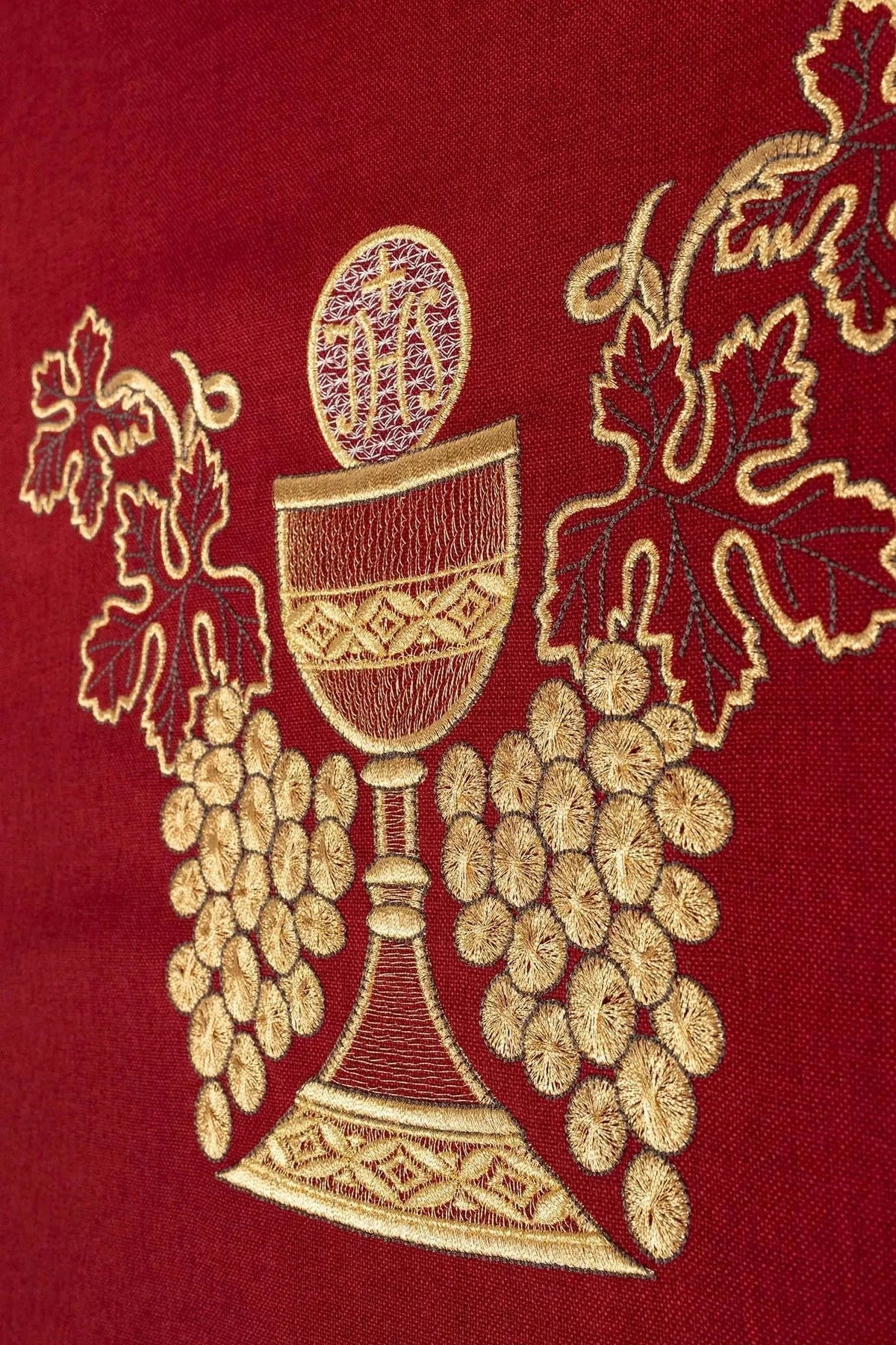 Rote Satinkasel mit Kelch und Weinranke — Nahaufnahme der Stickerei