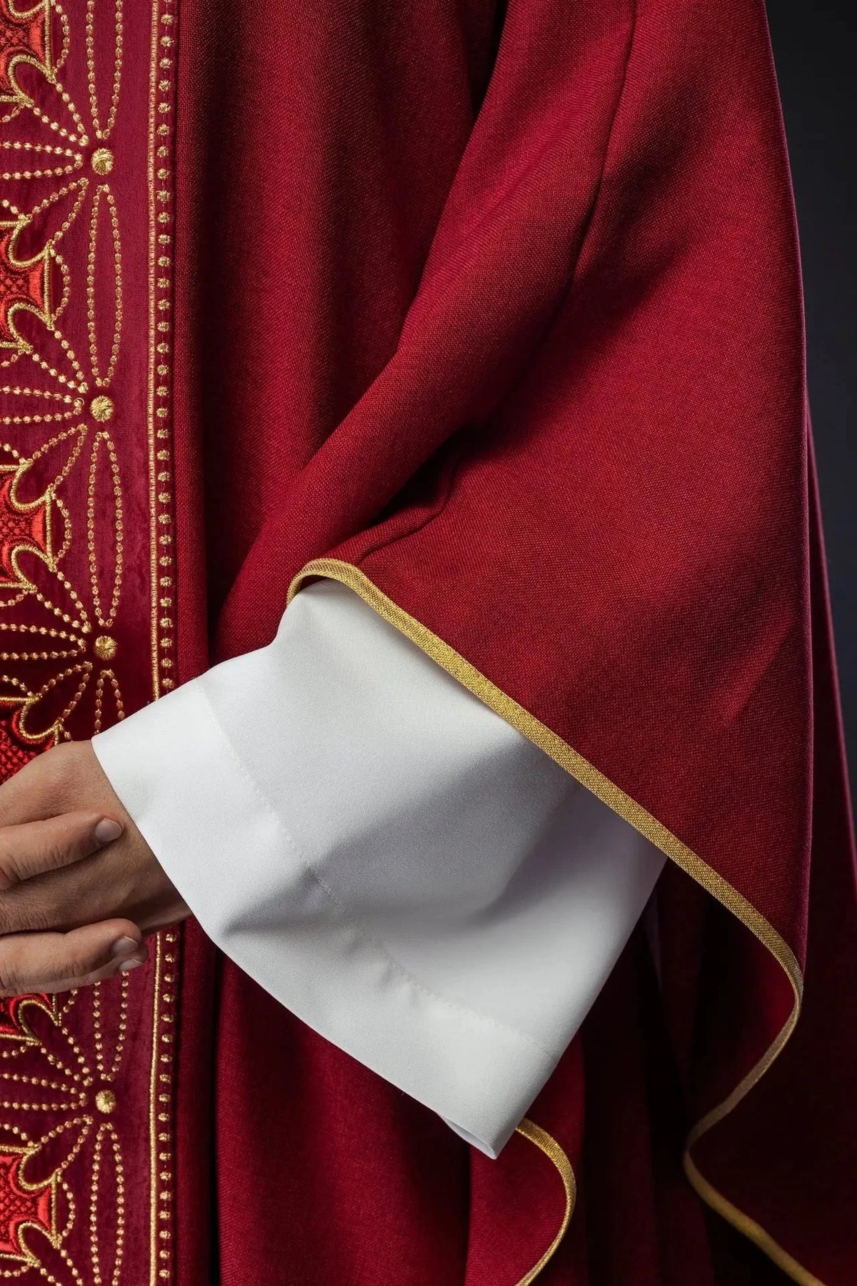 Rote Satinkasel mit Kreuzband und goldfarbener Einfassung — Symboldetail
