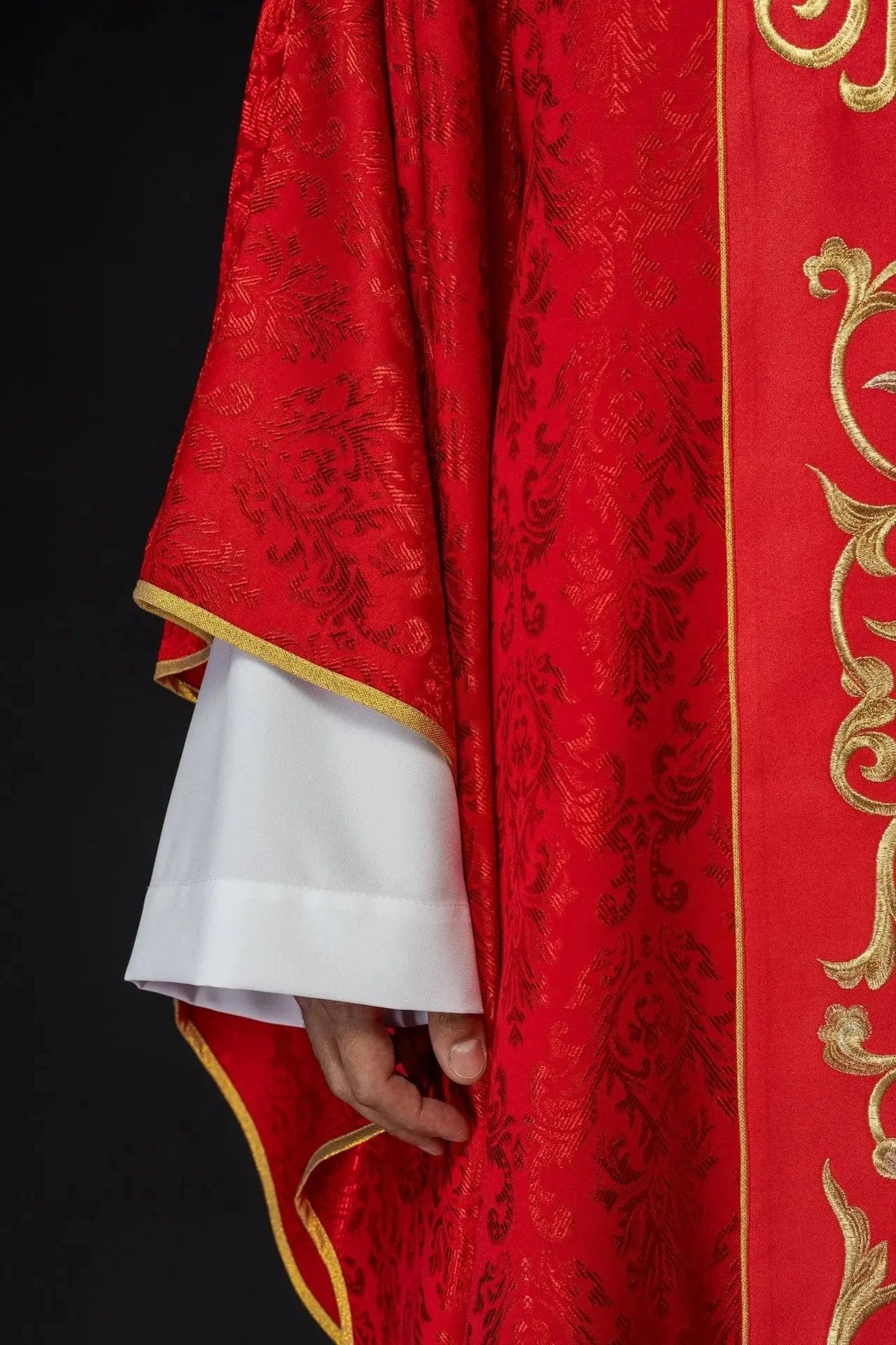 Rote Satinkasel mit besticktem IHS-Band — Symboldetail