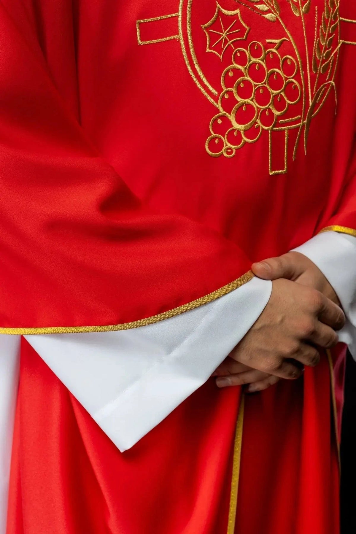 Rote Satinkasel mit Ähren- und Kreuzstickerei — Symboldetail
