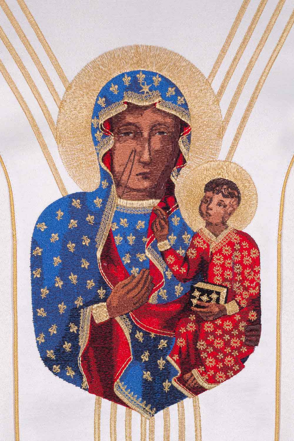 Weiße Kasel mit der Muttergottes von Tschenstochau