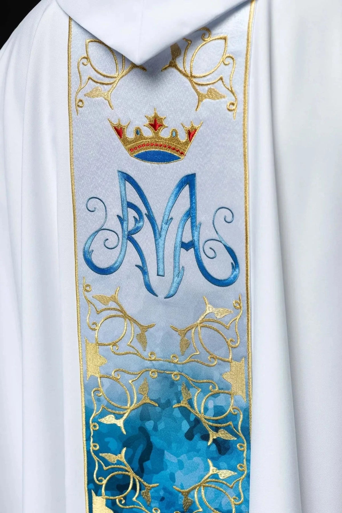 Detail von Stoff und Stickerei — Weiße Marienkasel mit gesticktem Zierstreifen und Goldborte